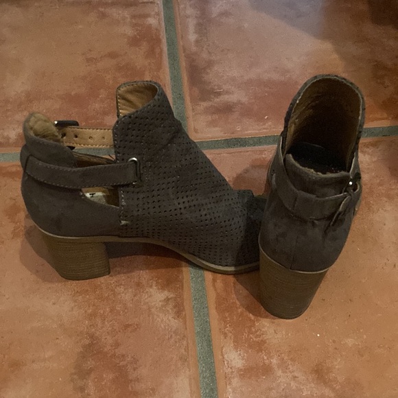 Universal Thread Heals - Picture 3 of 4